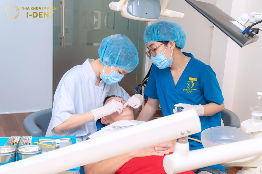 khách hàng thăm khám tại nha khoa I-DENT